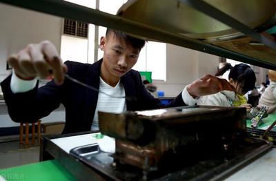 勞務(wù)派遣亂象侵襲校園 職校中介聯(lián)合操縱學(xué)生工，用工市場(chǎng)信任危機(jī)加劇